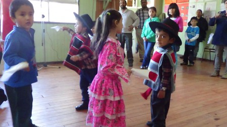 Niños de pre básica en actividades de fiestas patrias  